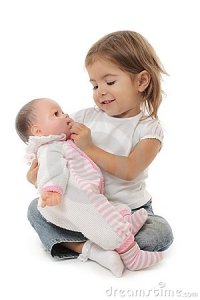 bambina-sveglia-che-gioca-con-la-sua-bambola-13370176